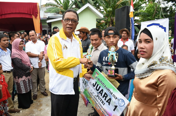 Bupati Kampar Canangkan Pacu Sampan Jadi Even Tahunan
